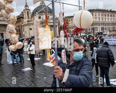 MIO Italia a organisé sa manifestation nationale sur la Piazza del Popolo pour mettre en lumière la situation dramatique de l'industrie hôtelière en Italie lors de la dite « deuxième vague » de la pandémie Covid-19/coronavirus, pour appeler le gouvernement à agir pour des investissements immédiats, des aides (Ristori) et des politiques visant à sauver leur industrie. Crédit : LSF photo/Alamy Live News Banque D'Images