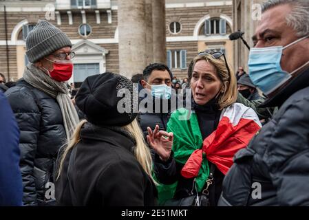 MIO Italia a organisé sa manifestation nationale sur la Piazza del Popolo pour mettre en lumière la situation dramatique de l'industrie hôtelière en Italie lors de la dite « deuxième vague » de la pandémie Covid-19/coronavirus, pour appeler le gouvernement à agir pour des investissements immédiats, des aides (Ristori) et des politiques visant à sauver leur industrie. Crédit : LSF photo/Alamy Live News Banque D'Images