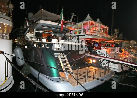 Roberto Cavalli fête à bord d'un yacht dans le port de Cannes, France, le 21 mai 2008 pendant le 61e Festival International du film. Photo par ABACAPRESS.COM Banque D'Images