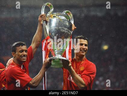 Cristiano Ronaldo et Nani de Manchester United tiennent la coupe après leur victoire lors du match de football final de la Ligue des champions de l'UEFA, Manchester United contre Chelsea au stade Luzhniki à Moscou, en Russie, le 21 mai 2008. Le match s'est terminé par un tirage au sort de 1-1 et Manchester United a défait 6-5, Chelsea dans la fusillade de pénalité. Photo de Steeve McMay/Cameleon/ABACAPRESS.COM Banque D'Images