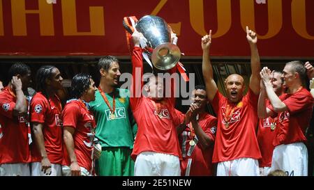 Wayne Rooney, de Manchester United, tient la coupe et célèbre sa victoire avec ses coéquipiers lors du match de football final de la Ligue des champions de l'UEFA, Manchester United contre Chelsea au stade Luzhniki à Moscou, en Russie, le 21 mai 2008. Le match s'est terminé par un tirage au sort de 1-1 et Manchester United a défait 6-5, Chelsea dans la fusillade de pénalité. Photo de Steeve McMay/Cameleon/ABACAPRESS.COM Banque D'Images