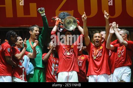 Cristiano Ronaldo de Manchester United tient la coupe et célèbre sa victoire avec ses coéquipiers lors du match de football final de la Ligue des champions de l'UEFA, Manchester United contre Chelsea au stade Luzhniki à Moscou, en Russie, le 21 mai 2008. Le match s'est terminé par un tirage au sort de 1-1 et Manchester United a défait 6-5, Chelsea dans la fusillade de pénalité. Photo de Steeve McMay/Cameleon/ABACAPRESS.COM Banque D'Images