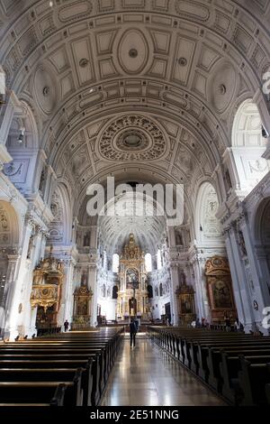 L'intérieur de l'église Saint-Michel sur Neuhauser Strasse à Munich, en Allemagne. Banque D'Images