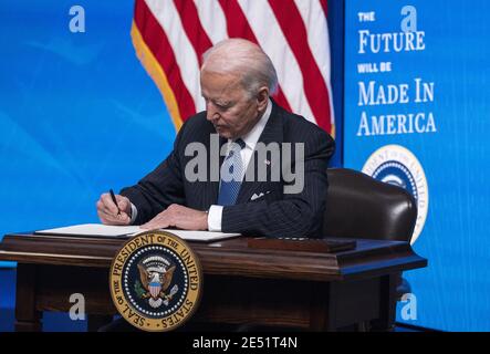 Washington, États-Unis. 25 janvier 2021. Le président Joe Biden signe un ordre exécutif relatif à l'industrie américaine et aux travailleurs américains, au bureau exécutif Eisenhower à Washington, DC, le lundi 25 janvier 2021. Photo de Kevin Dietsch/UPI crédit: UPI/Alay Live News Banque D'Images