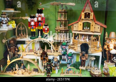 Une vitrine de nutcrackers et autres décorations de Noël au magasin de Noël Käthe Wohlfahrt sur Karolinenstrasse à Bamberg, Allemagne. Banque D'Images