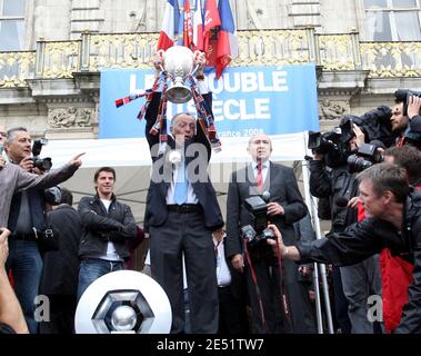 Jean Michel Aulas de Lyon détient le trophée aux supporters le 25 mai 2008 à Lyon, dans le sud-est de la France, à l'arrivée de l'équipe, un jour après sa victoire 1-0 à la finale de la coupe française contre Paris Saint-Germain, à Saint-Denis. Lyon a remporté une double coupe de première ligue mémorable lorsqu'ils ont battu Paris Saint Germain pour s'ajouter à leur septième championnat successif. . Photo de Vincent Dargent/Cameleon/ABACAPRESS.COM Banque D'Images