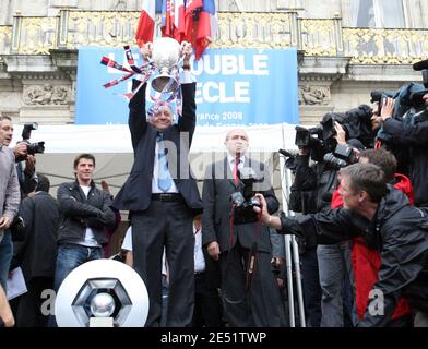 Jean Michel Aulas de Lyon détient le trophée aux supporters le 25 mai 2008 à Lyon, dans le sud-est de la France, à l'arrivée de l'équipe, un jour après sa victoire 1-0 à la finale de la coupe française contre Paris Saint-Germain, à Saint-Denis. Lyon a remporté une double coupe de première ligue mémorable lorsqu'ils ont battu Paris Saint Germain pour s'ajouter à leur septième championnat successif. . Photo de Vincent Dargent/Cameleon/ABACAPRESS.COM Banque D'Images