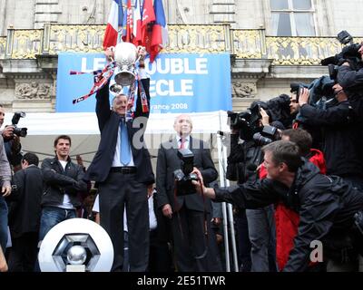 Jean Michel Aulas de Lyon détient le trophée aux supporters le 25 mai 2008 à Lyon, dans le sud-est de la France, à l'arrivée de l'équipe, un jour après sa victoire 1-0 à la finale de la coupe française contre Paris Saint-Germain, à Saint-Denis. Lyon a remporté une double coupe de première ligue mémorable lorsqu'ils ont battu Paris Saint Germain pour s'ajouter à leur septième championnat successif. . Photo de Vincent Dargent/Cameleon/ABACAPRESS.COM Banque D'Images