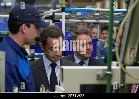 Le président français Nicolas Sarkozy, accompagné du ministre du travail Xavier Bertrand, visite l'entreprise Poclain Hydraulics à Verberie, près de Compiegne, dans le nord de la France, le 26 mai 2008. Photo par Ludovic-Pool/ABACAPRESS Banque D'Images