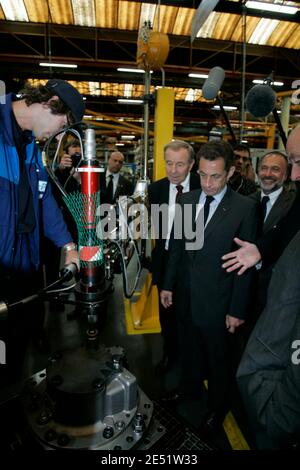 Le président français Nicolas Sarkozy, accompagné d'Olivier Dassault, visite l'entreprise Poclain Hydraulics à Verberie, près de Compiègne, dans le nord de la France, le 26 mai 2008. Photo par Ludovic-Pool/ABACAPRESS Banque D'Images