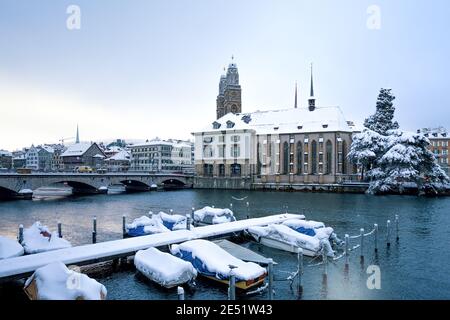 Paysage urbain de Zurich (Suisse), rivière Limmat, grande cathédrale, Wasserkirche (église de l'eau) Banque D'Images