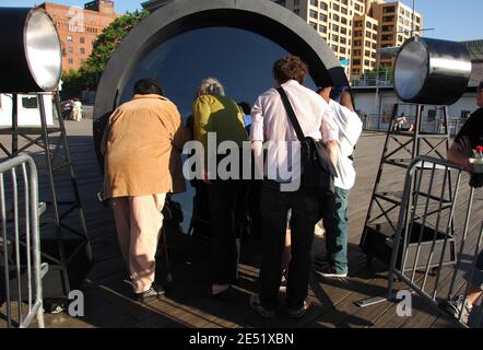 Le 29 mai 2008, les visiteurs se rendent au Telectroscope à l'embarcadère de Fulton Ferry à Brooklyn, NY, USA. Le Telectroscope est inventé par l'artiste londonien Paul St George et relie les images entre New York et Londres à l'ombre de Tower Bridge via des câbles à fibres optiques avec un délai de 3 secondes seulement. Photo de Gregorio Binuya/ABACAPRESS.COM Banque D'Images