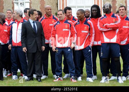 De gauche à droite : Raymond Domenech, président français Nicolas Sarkozy, Jean Alain Boumsong, Franck Ribery, Sébastien Frey, Florent Malouda, William Gallas, Bafetimbi Gomis, Lilian Thuram et Sébastien Squillaci au centre d'entraînement français de Clairefontaine lors de la préparation de l'équipe de football au Championnat Euro 2008 à venir près de Paris, France, le 2 juin 2008. Photos par Eric Hadj-Pool/ABACAPRESS.COM Banque D'Images