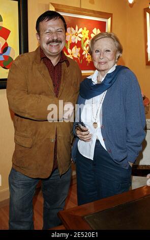 L'actrice française Michele Morgan pose avec la journaliste Henry-Jean Servat dans le club de santé privé 'les Pyramides' pour une exposition rétrospective de ses peintures qui a eu lieu à la Galerie des Pyramides à Port-Marly, près de Paris, France, le 2 juin 2008. Photo de Marco Vitchi/ABACAPRESS.COM Banque D'Images