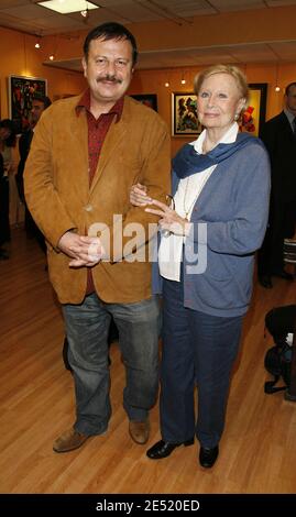 L'actrice française Michele Morgan pose avec la journaliste Henry-Jean Servat dans le club de santé privé 'les Pyramides' pour une exposition rétrospective de ses peintures qui a eu lieu à la Galerie des Pyramides à Port-Marly, près de Paris, France, le 2 juin 2008. Photo de Marco Vitchi/ABACAPRESS.COM Banque D'Images