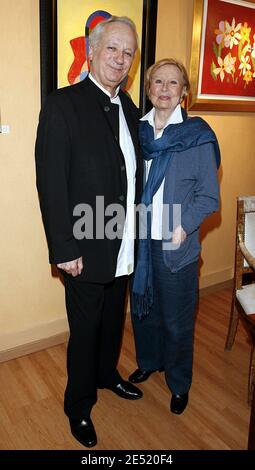 L'actrice française Michele Morgan pose avec Jean-Marie Cavada au sein du club de santé privé 'les Pyramides' pour une exposition rétrospective de ses peintures qui se tient à la Galerie des Pyramides à Port-Marly, près de Paris, France, le 2 juin 2008. Photo de Marco Vitchi/ABACAPRESS.COM Banque D'Images