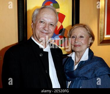 L'actrice française Michele Morgan pose avec Jean-Marie Cavada au sein du club de santé privé 'les Pyramides' pour une exposition rétrospective de ses peintures qui se tient à la Galerie des Pyramides à Port-Marly, près de Paris, France, le 2 juin 2008. Photo de Marco Vitchi/ABACAPRESS.COM Banque D'Images