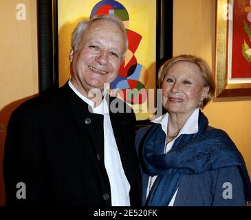 L'actrice française Michele Morgan pose avec Jean-Marie Cavada au sein du club de santé privé 'les Pyramides' pour une exposition rétrospective de ses peintures qui se tient à la Galerie des Pyramides à Port-Marly, près de Paris, France, le 2 juin 2008. Photo de Marco Vitchi/ABACAPRESS.COM Banque D'Images