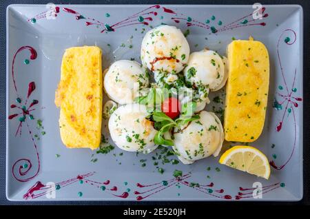 assiette à la décoration artistique avec calamars grillé et polenta en italie Banque D'Images