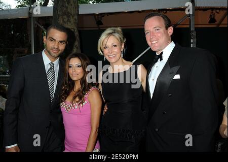 (G-D) Tony Parker, épouse Eva Longoria, Nadia Swarovski et invité arrivant pour le dîner CFDA Fashion Awards 2008, parrainé par Swarovski, à la New York public Library à New York City, NY, USA, le 2 juin 2008. Photo par Graylock/ABACAPRESS.COM Banque D'Images