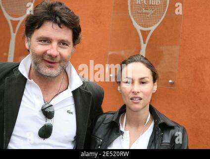 Philippe Lellouche et sa petite amie Vanessa Demouy arrivent dans la zone VIP 'le Village' lors de l'ouverture de tennis française 2008 au stade Roland Garros de Paris, France, le 3 juin 2008. Photo de Guignebourg-Gorassini/ABACAPRESS.COM Banque D'Images