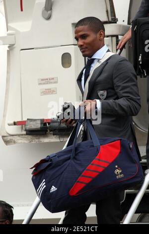 Le joueur de football français Florent Malouda arrive à l'aéroport de Genève en Suisse le 4 juin 2008. Photo de Mehdi Taamallah/Cameleon/ABACAPRESS.COM Banque D'Images