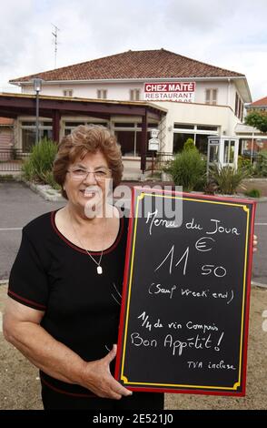 EXCLUSIF. La fête de la télévision Maite nous recoit dans son fief de Rion des Landes, un village du Sud-Ouest pres de Dax, le 2 juin 2008, jour de son 70eme anniversaire. Et c'est bien montré 'chez Maite', l'auberge qu'elle tient de main de maître depuis 8 ans et ou elle accoille, midi et soir, des clients venus des quatre pièces de la France pour déguster ses celebres recettes, que la truculente iniere fete l'équipement, son enté. Plus tard, elle sera même meme les honneurs de sa maison, avec son mari Pierrot et leurs trois chiens. Retraitee du petit Banque D'Images