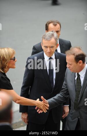 Bernard Arnault et sa femme arrivant à l'église Saint-Roch à Paris, France, le jeudi 5 juin 2008, pour les funérailles du designer français Yves Saint Laurent, décédé à l'âge de 71 ans, dimanche soir. Photo par ABACAPRESS.COM Banque D'Images