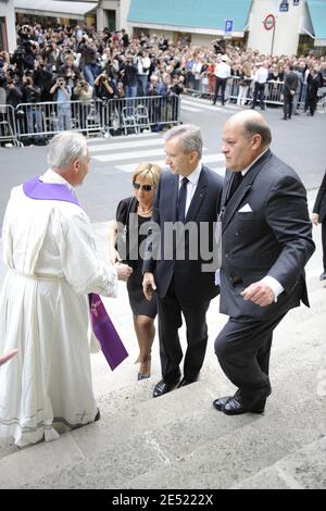 Bernard Arnault et sa femme arrivant à l'église Saint-Roch à Paris, France, le jeudi 5 juin 2008, pour les funérailles du designer français Yves Saint Laurent, décédé à l'âge de 71 ans, dimanche soir. Photo par ABACAPRESS.COM Banque D'Images