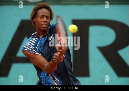 Le Gael Monfils de France en action lors d'une session de formation à l'Open de tennis français 2008 à l'arène Roland Garros à Paris, France, le 5 juin 2008. Photo de Giancarlo Gorassini/ABACAPRESS.COM Banque D'Images