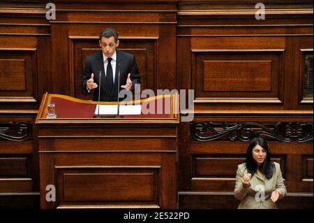 Le 6 juin 2008, le président Nicolas Sarkozy a fait une campagne devant le Parlement à Athènes, en Grèce. Sarkozy est arrivé en Grèce vendredi pour une visite officielle, la première par un chef d'État français depuis plus de 25 ans. Sarkozy s’est prononcé devant le Parlement grec lors d’une cérémonie qui n’avait été accordée qu’à trois présidents étrangers par le passé : son prédécesseur Charles de Gaulle et les présidents américains Dwight Eisenhower et George Bush père photo par Mousse/ABACAPRESS.COM Banque D'Images