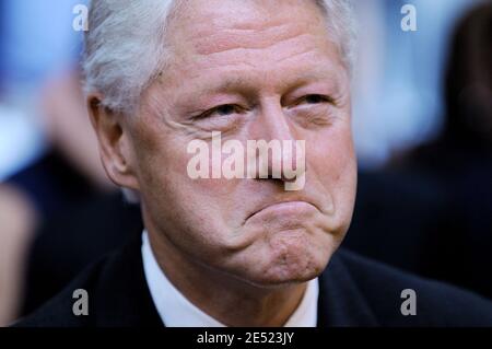 L'ancien président américain Bill Clinton écoute la sénatrice américaine Hillary Clinton s'adresser à ses partisans pour leur encourager le National Building Museum à Washington, DC, USA, le 7 juin 2008. Clinton a soutenu la sénatrice démocrate à espoir présidentiel Barack Obama (D-il) et a remercié ses partisans d'être derrière elle dans l'une des plus longues saisons des primaires démocrates de l'histoire. Photo par Olivier Douliery/ABACAPRESS.COM Banque D'Images