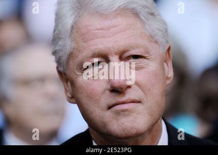 L'ancien président américain Bill Clinton écoute la sénatrice américaine Hillary Clinton s'adresser à ses partisans pour leur encourager le National Building Museum à Washington, DC, USA, le 7 juin 2008. Clinton a soutenu la sénatrice démocrate à espoir présidentiel Barack Obama (D-il) et a remercié ses partisans d'être derrière elle dans l'une des plus longues saisons des primaires démocrates de l'histoire. Photo par Olivier Douliery/ABACAPRESS.COM Banque D'Images