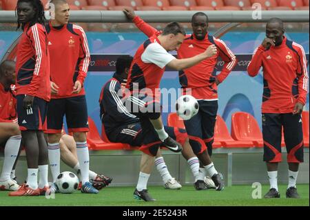 (G-D) Bafetimbi Gomis, Karim Benzema, Franck Ribery, Lassana Diarra et Claude Makelele pendant la séance d'entraînement au stade Letzigrund de Zurich, Suisse le 8 juin 2008, à la veille de leur premier match de football de championnat Euro 2008 contre la Roumanie. Photo de Orban-Taamallah/Cameleon/ABACAPRESS.COM Banque D'Images