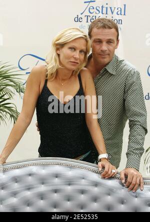 Rebecca Hampton et Serge Dupire de l'émission de télévision française 'plus belle le vie' posent pour des photos lors du 48e Festival de télévision de Monte-Carlo qui s'est tenu au forum Grimaldi à Monaco le 09 juin 2008. Photo de Denis Guignebourg/ABACAPRESS.COM Banque D'Images