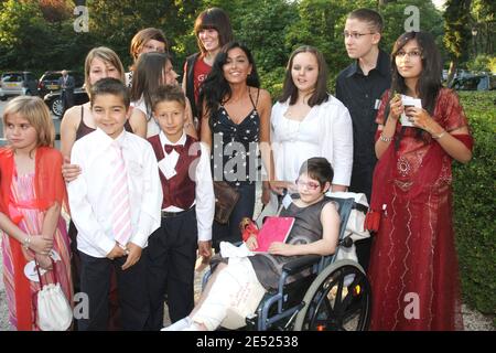 Jenifer pose avec les enfants au gala de charité 'Reess' qui a eu lieu au restaurant 'le Pre Catelan' à Paris le 9 juin 2008. Photo de Benoit Pinguet/ABACA. Banque D'Images