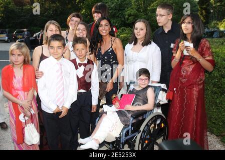 Jenifer pose avec les enfants au gala de charité 'Reess' qui a eu lieu au restaurant 'le Pre Catelan' à Paris le 9 juin 2008. Photo de Benoit Pinguet/ABACA. Banque D'Images