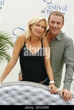 Rebecca Hampton et Serge Dupire de l'émission de télévision française 'plus belle le vie' posent pour des photos lors du 48e Festival de télévision de Monte-Carlo qui s'est tenu au forum Grimaldi à Monaco le 09 juin 2008. Photo de Denis Guignebourg/ABACAPRESS.COM Banque D'Images