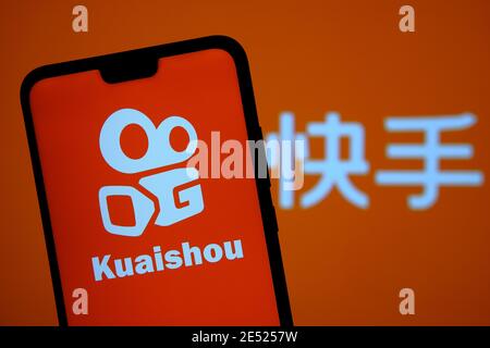 Logo de l'application Kuaishou visible sur l'écran du smartphone et arrière-plan flou avec des lettres chinoises traduites en « application Kuaishou ». Flux vidéo chinois populaire Banque D'Images