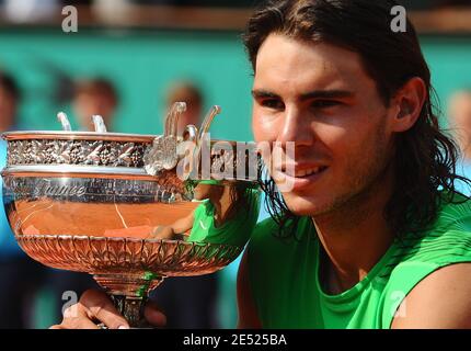 Rafael Nadal d'Espagne a remporté son trophée après avoir remporté la finale contre Roger Federer de Suisse, le tennis français ouvert à Roland Garros à Paris le 8 juin 2008. Nadal a gagné 6-1, 6-3, 6-0. Photo de Steeve MacMay/Cameleon/ABACAPRESS.COM Banque D'Images