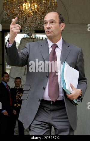 Le ministre du budget, Eric Woerth, quitte l'Elysée Palace après le conseil hebdomadaire des ministres, à Paris, le 11 juin 2008. Photo par Thibault/ABACAPRESS.COM Banque D'Images