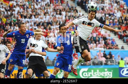 Le capitaine allemand Michael Ballack est à la tête du bal lors de l'UEFA EURO 2008, Groupe B, match Allemagne contre Croatie à Klagenfurt, Autriche, le 12 juin 2008. La Croatie a gagné 2-1. Photo de Steeve McMay/Cameleon/ABACAPRESS.COM Banque D'Images