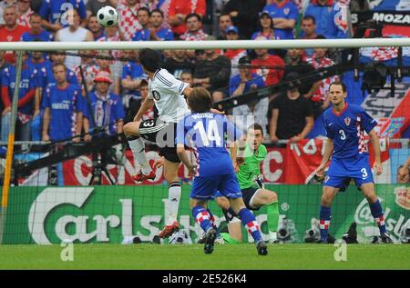 Le capitaine allemand Michael Ballack prend un coup de pied lors de l'UEFA EURO 2008, Groupe B, match Allemagne contre Croatie à Klagenfurt, Autriche, 12 juin 2008. La Croatie a gagné 2-1. Photo de Steeve McMay/Cameleon/ABACAPRESS.COM Banque D'Images