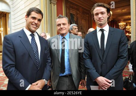 Prince Louis de Bourbon, duc d'Anjou, Ou Luis Alfonso, Jean-Charles de Castelbajac et son fils assistent à une cérémonie à l'Elysée, alors que le président français Nicolas Sarkozy accorde la Légion d'Honneur sur trois personnalités Priest Alain de la Morandais, écrivain Malek Chebel, prêtre Patrick Desbois à Paris, France, le 12 juin 2008. Photo par Ammar Abd Rabbo/ABACAPRESS.COM Banque D'Images