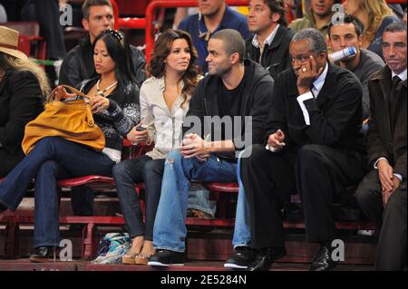 EVA Longoria, le mari Tony Parker et le père de Tony Parker, Tony Parker SR, regardant la finale française du match de basketball ProA entre Nancy, où le frère de Tony Parker, TJ Parker, joue, contre Roanne, qui s'est tenu à Bercy, à Paris, en France, le 15 juin 2008. Nancy a gagné 85-58. Photo de Cameleon/ABACAPRESS.COM Banque D'Images