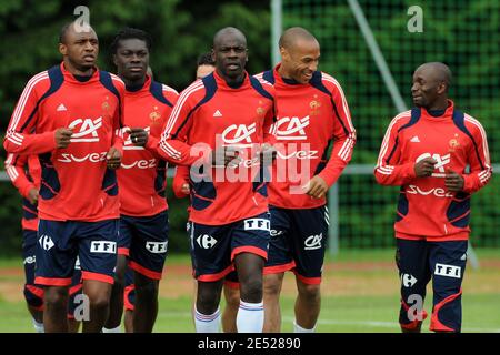 Les joueurs de l'équipe nationale française de football Patrick Vieira, Bafetimbi Gomis, Lilian Thuram, Thierry Henry et Claude Makelele lors d'une session d'entraînement de l'équipe nationale française de football avant les championnats européens de football Euro 2008 au stade Lussy à Chatel-Saint-Denis, Suisse, le jeudi 14 juin 2008. La France est dans le groupe C aux Championnats d'Europe de football Euro 2008 en Autriche et en Suisse. Photo de Mehdi Taamallah/Cameleon/ABACAPRESS.COM Banque D'Images