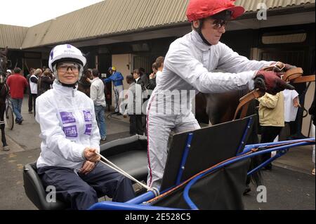 Cyrielle Claire participe à la course hippique du Prix du Président de la République au circuit de course de Vincennes, près de Paris, France, le 15 juin 2008. Photo de Giancarlo Gorassini/ABACAPRESS.COM Banque D'Images