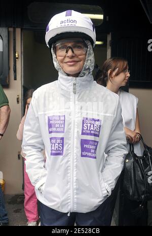 Cyrielle Claire participe à la course hippique du Prix du Président de la République au circuit de course de Vincennes, près de Paris, France, le 15 juin 2008. Photo de Giancarlo Gorassini/ABACAPRESS.COM Banque D'Images