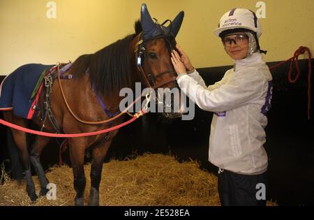 Cyrielle Claire participe à la course hippique du Prix du Président de la République au circuit de course de Vincennes, près de Paris, France, le 15 juin 2008. Photo de Giancarlo Gorassini/ABACAPRESS.COM Banque D'Images