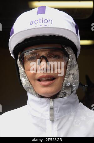 Cyrielle Claire participe à la course hippique du Prix du Président de la République au circuit de course de Vincennes, près de Paris, France, le 15 juin 2008. Photo de Giancarlo Gorassini/ABACAPRESS.COM Banque D'Images